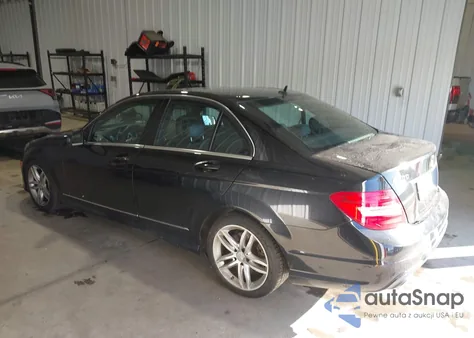 2013 Mercedes-Benz C 300 Sport 4Matic z USA, uszkodzony, nr VIN WDDGF8AB6DR274323